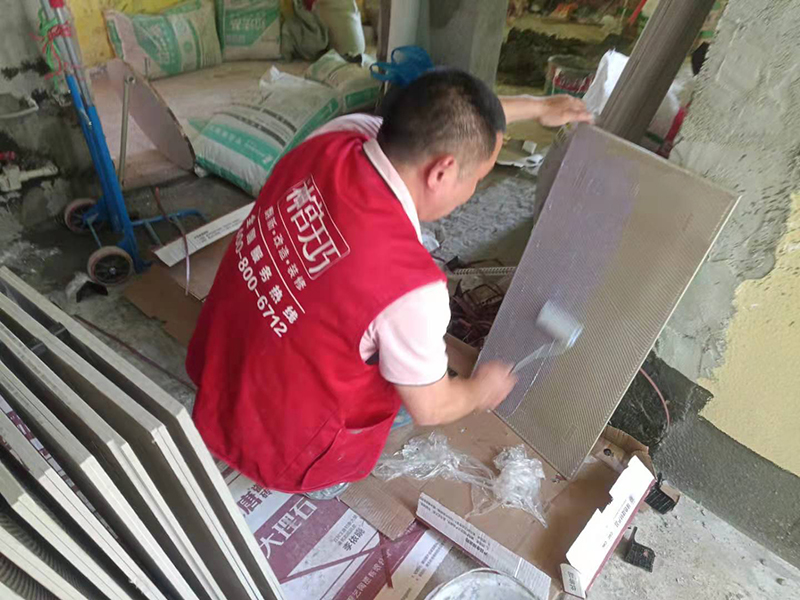 為什么舊房墻面瓷磚容易開(kāi)裂？二手房廚房墻磚裝修施工(圖2)