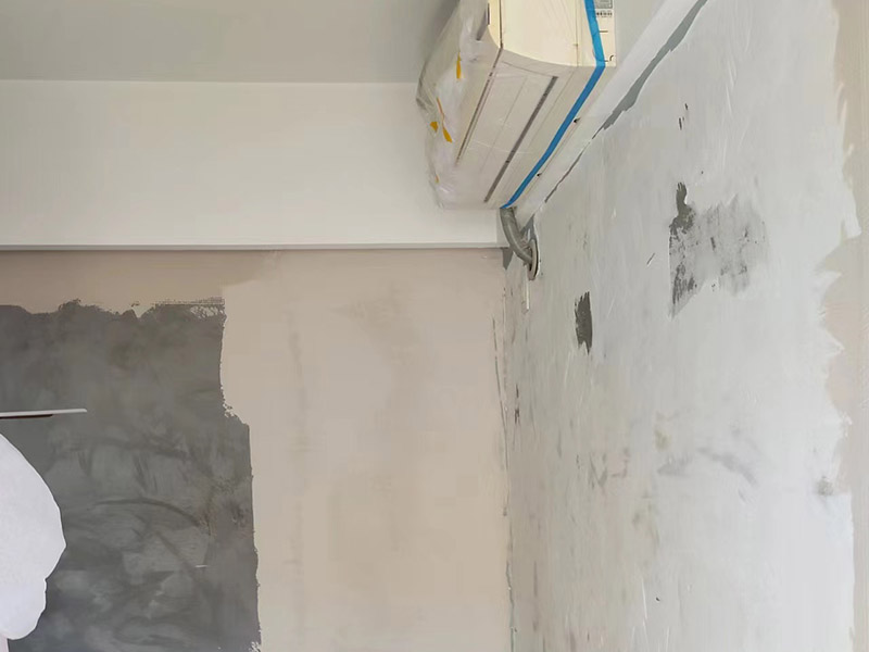 三伏天的新房墻皮發(fā)霉開(kāi)裂怎么辦？房屋墻面翻新施工技巧