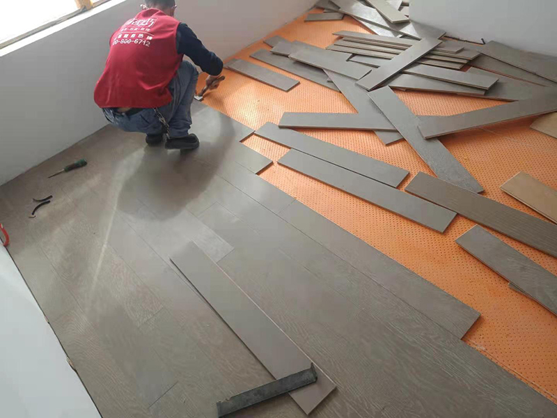 室內(nèi)不敲瓷磚可以直接鋪木地板嗎？聰明人都這么干！(圖3)