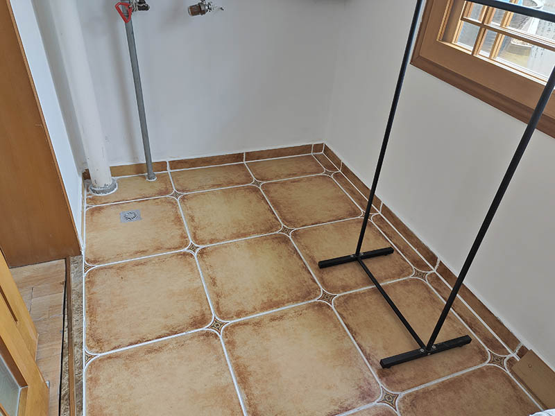 陽(yáng)臺(tái)墻面不貼磚可以用什么代替(圖2) 陽(yáng)臺(tái)墻面不貼磚可以用什么代替(圖2)